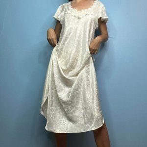 VINTAGE CHRISTIAN DIOR WHITE CAP SLEEVE LINGERIE SLEEP DRESS WITH LACE DETAIL